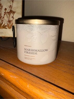 White Barn Marshmallow Fireside Candle - Cream with Gold Lid